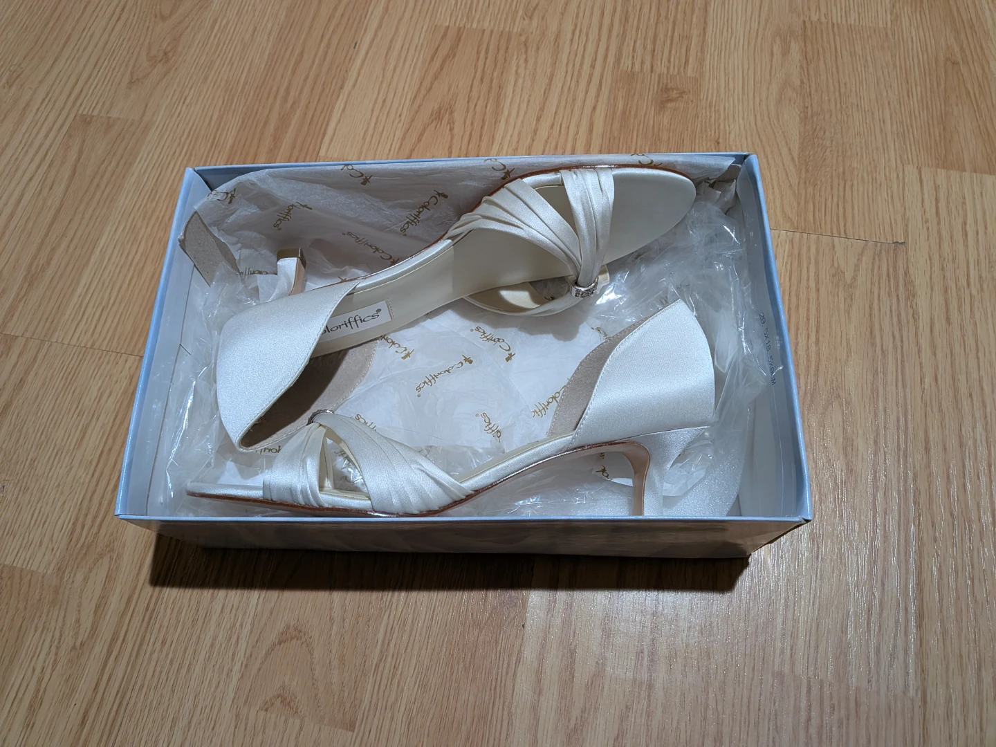 Coloriffics ivory Satin Heels with Brooch and gloves - photo 2