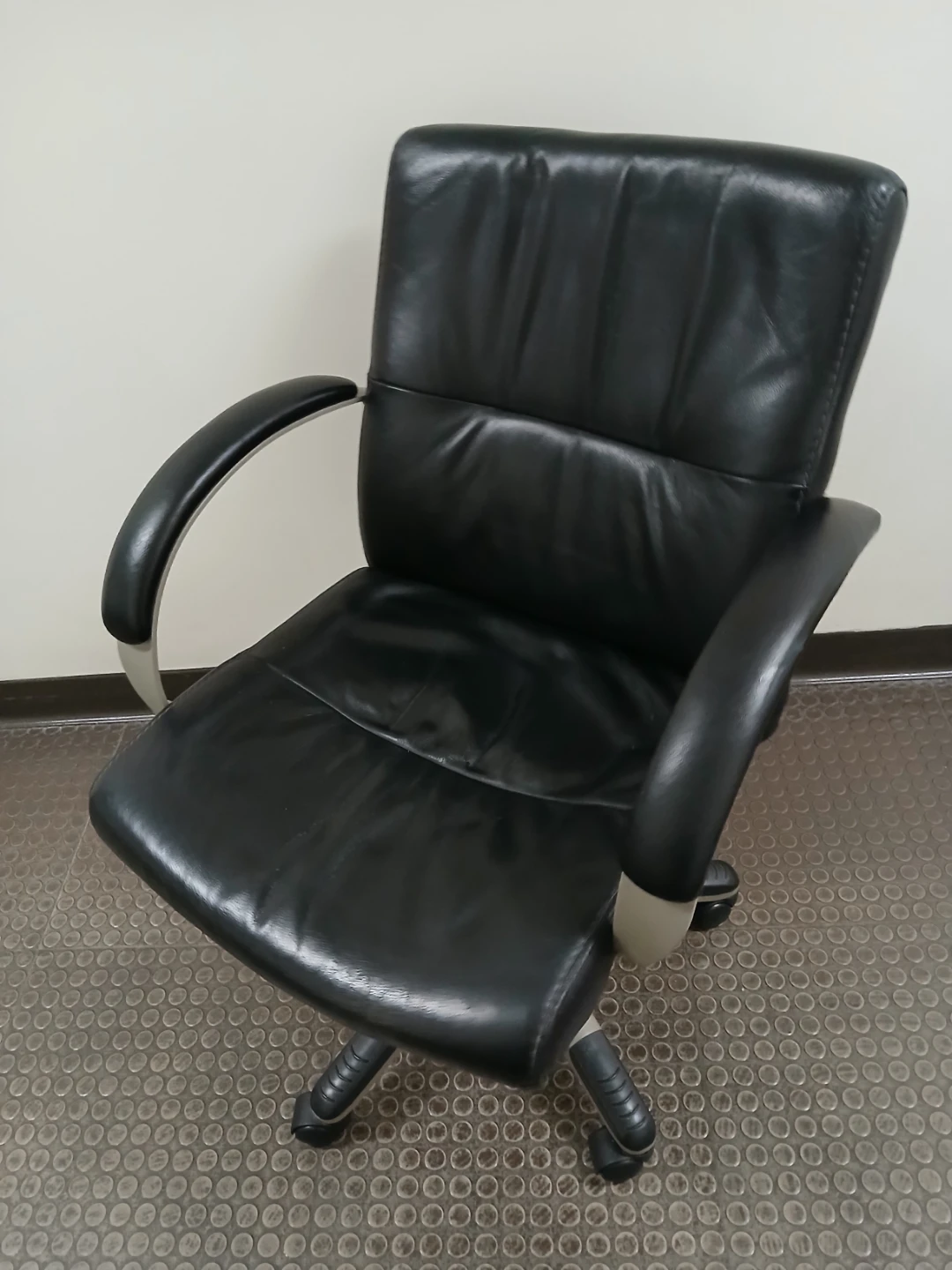 Black Leather Office Chair - photo 2
