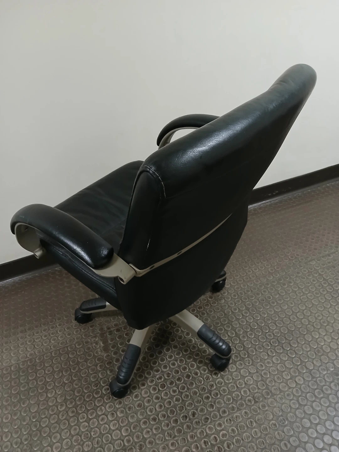 Black Leather Office Chair - photo 5