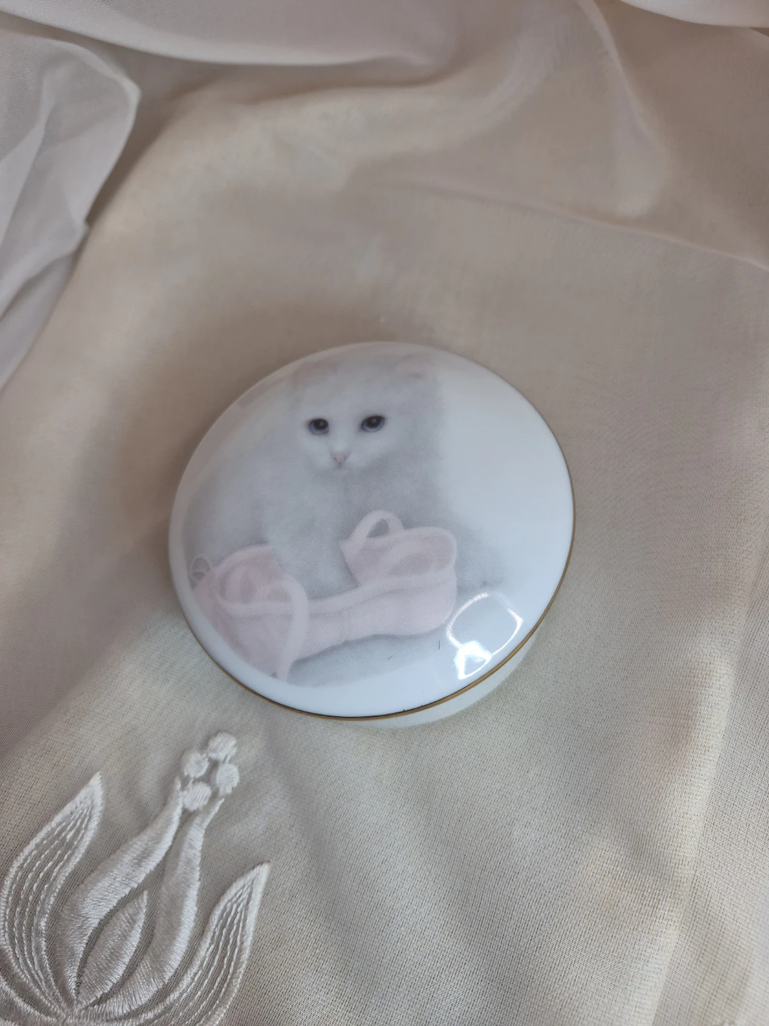 Otagiri Cat Kitten with Ballet Slipper Porcelain Trinket Box - photo 3