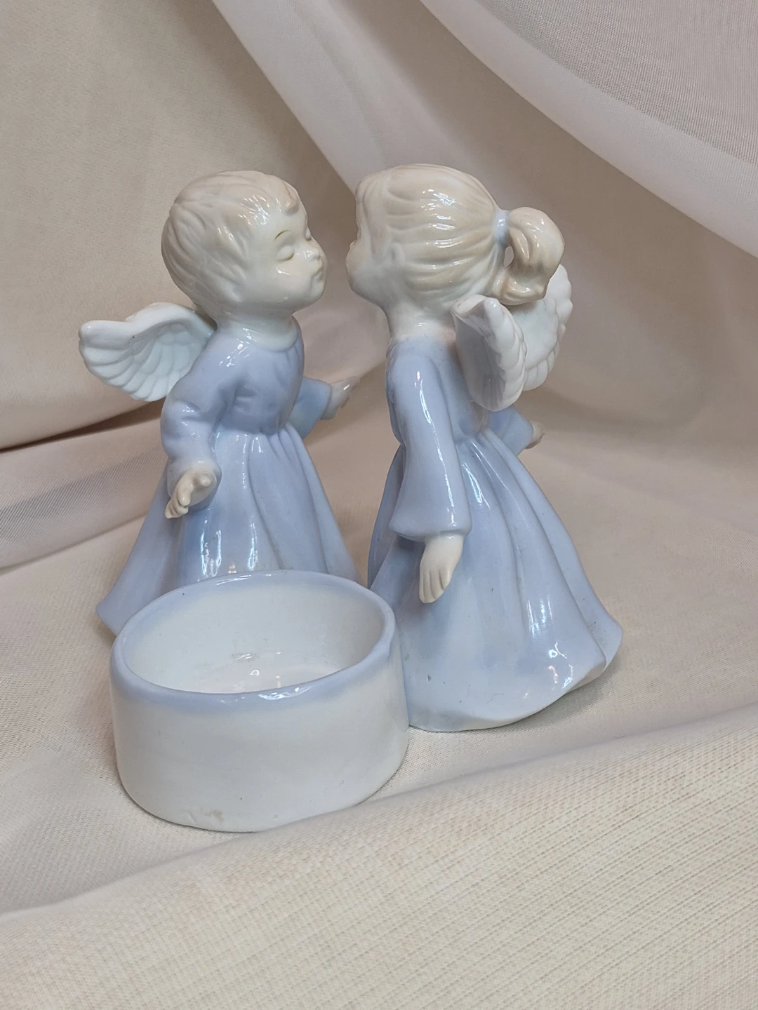Beautiful 4 1/2" Tall Porcelain Kissing Angles Tealight Holder - photo 4