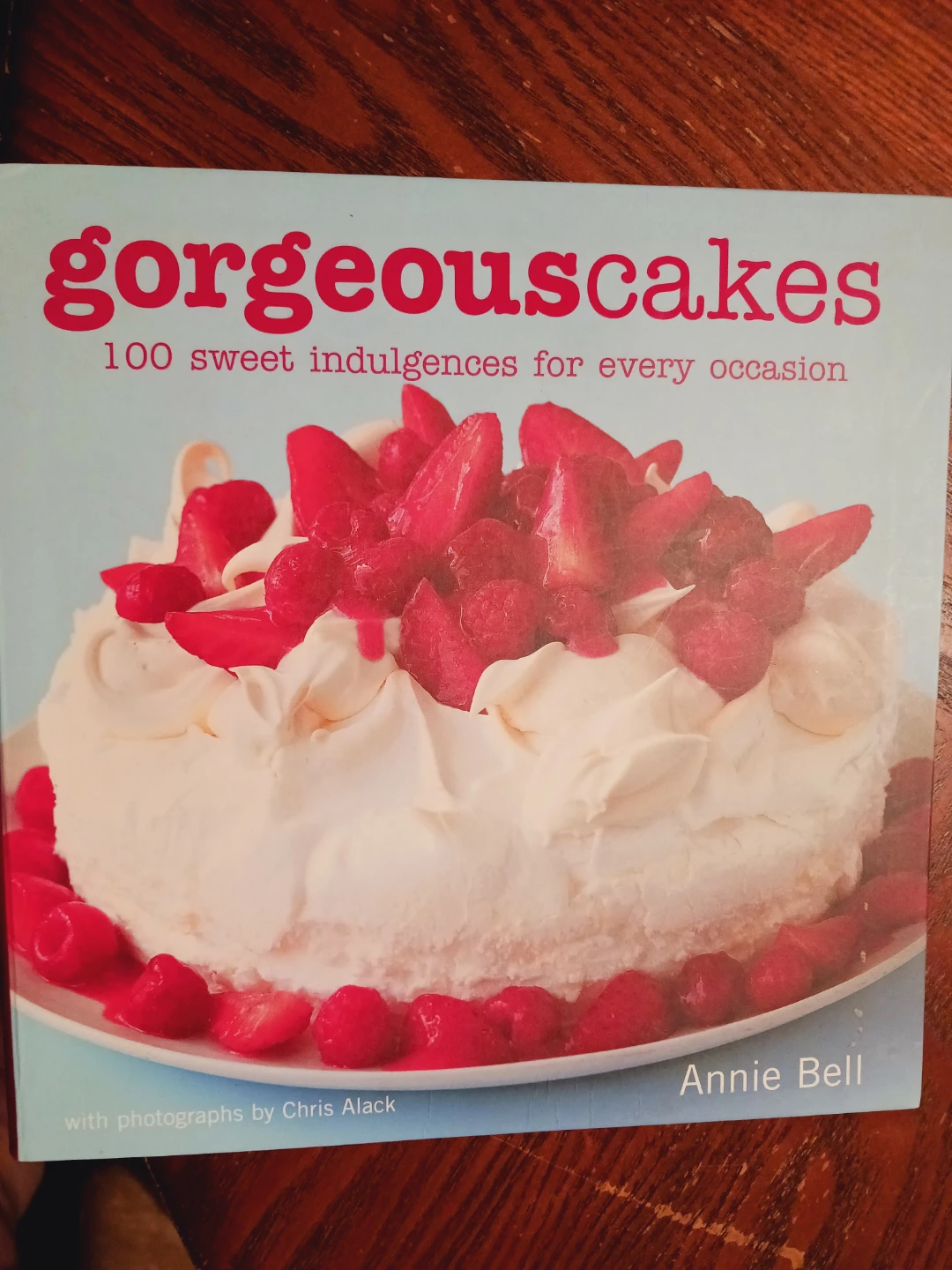 Gorgeous Cakes Cookbook. 100 sweet indulgences...