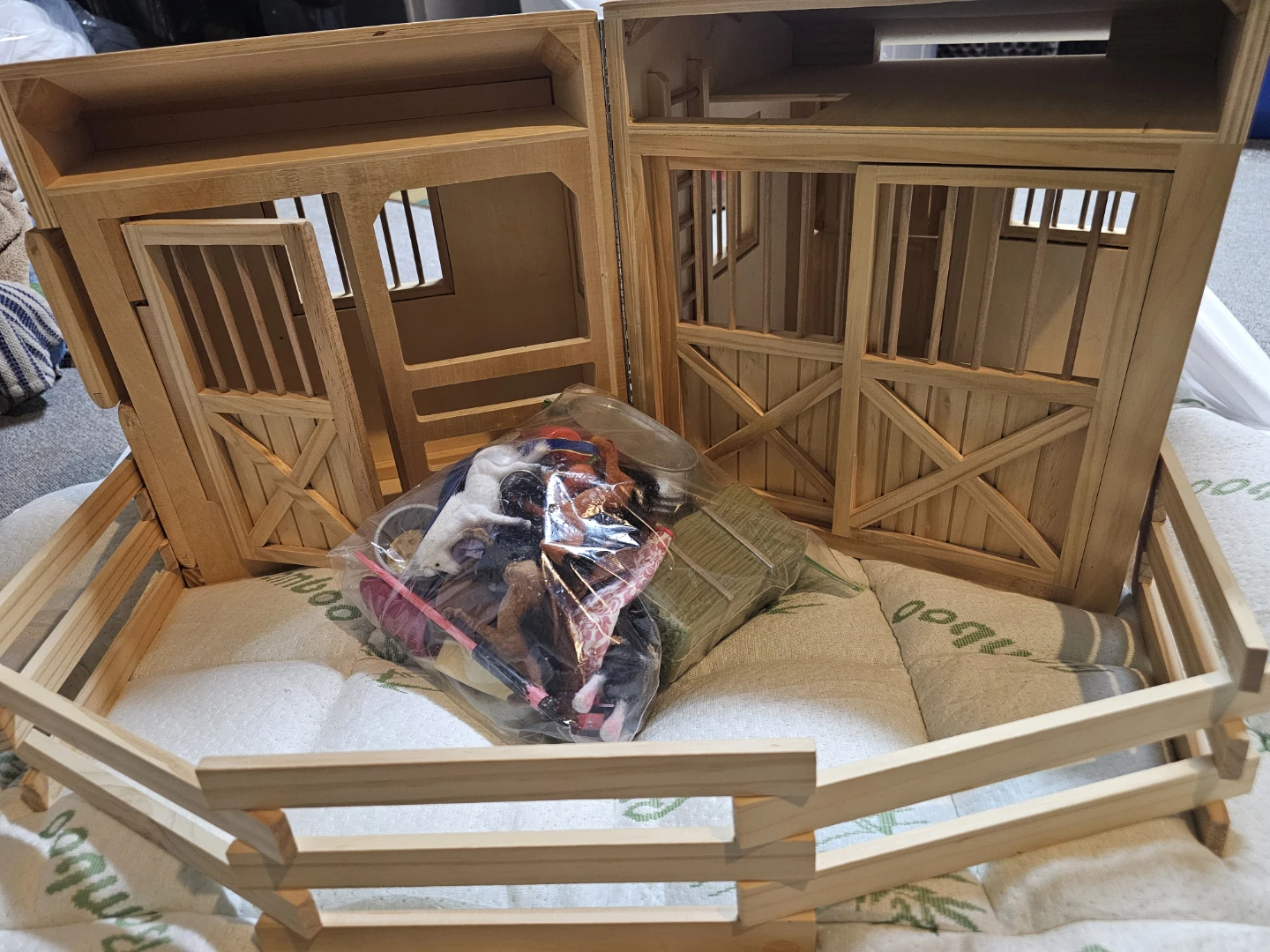 Melissa & Doug Wooden Barn Play Set
