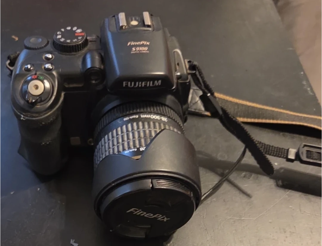 Fujifilm FinePix S9100 Digital Camera