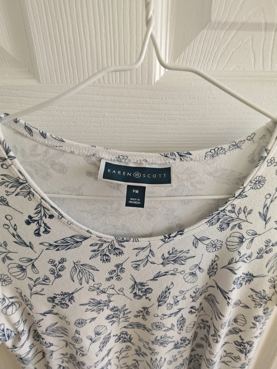 5 Women's T-Shirts (assorted sizes) - photo 2