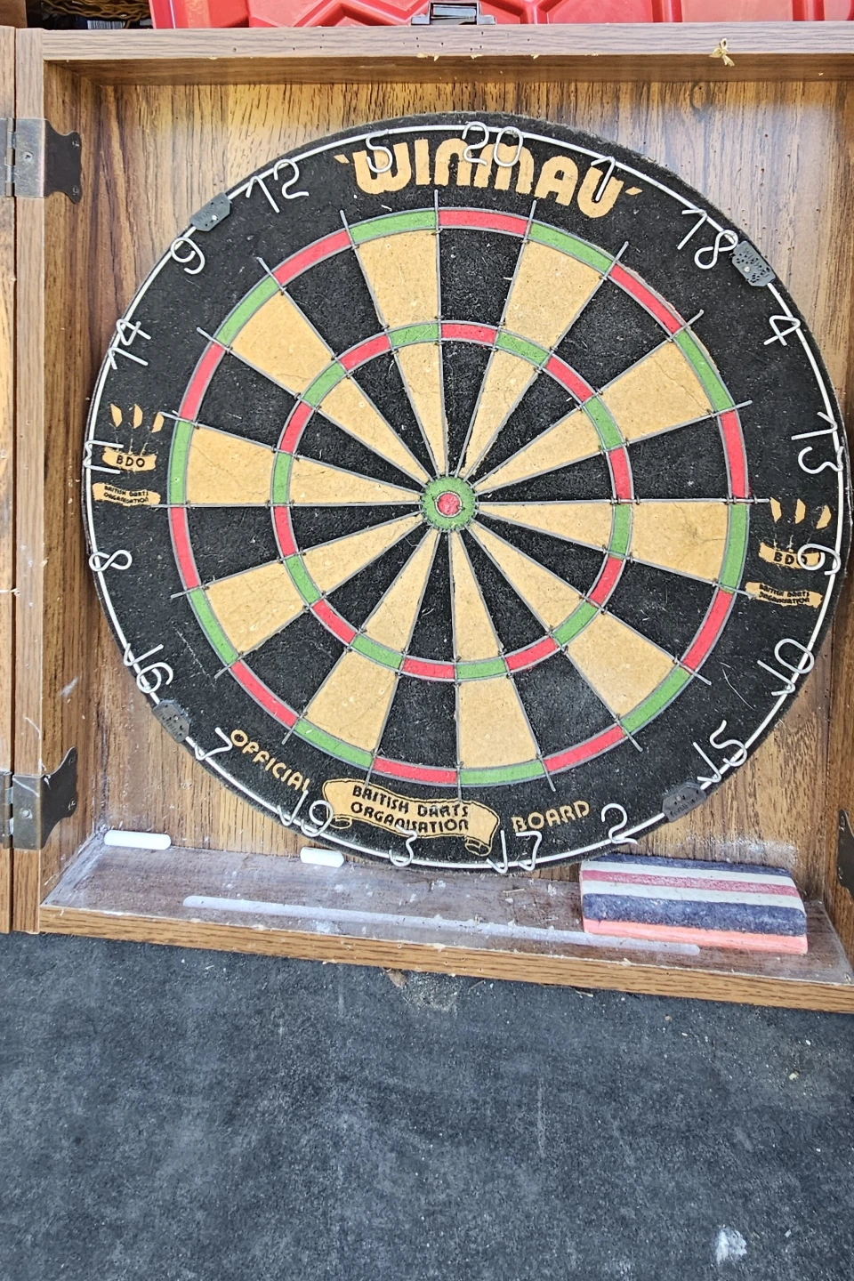 Winmau Dartboard with Cabinet