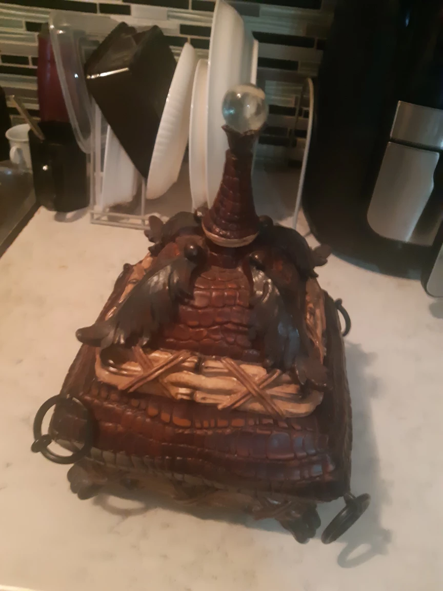 Decorative candy dish