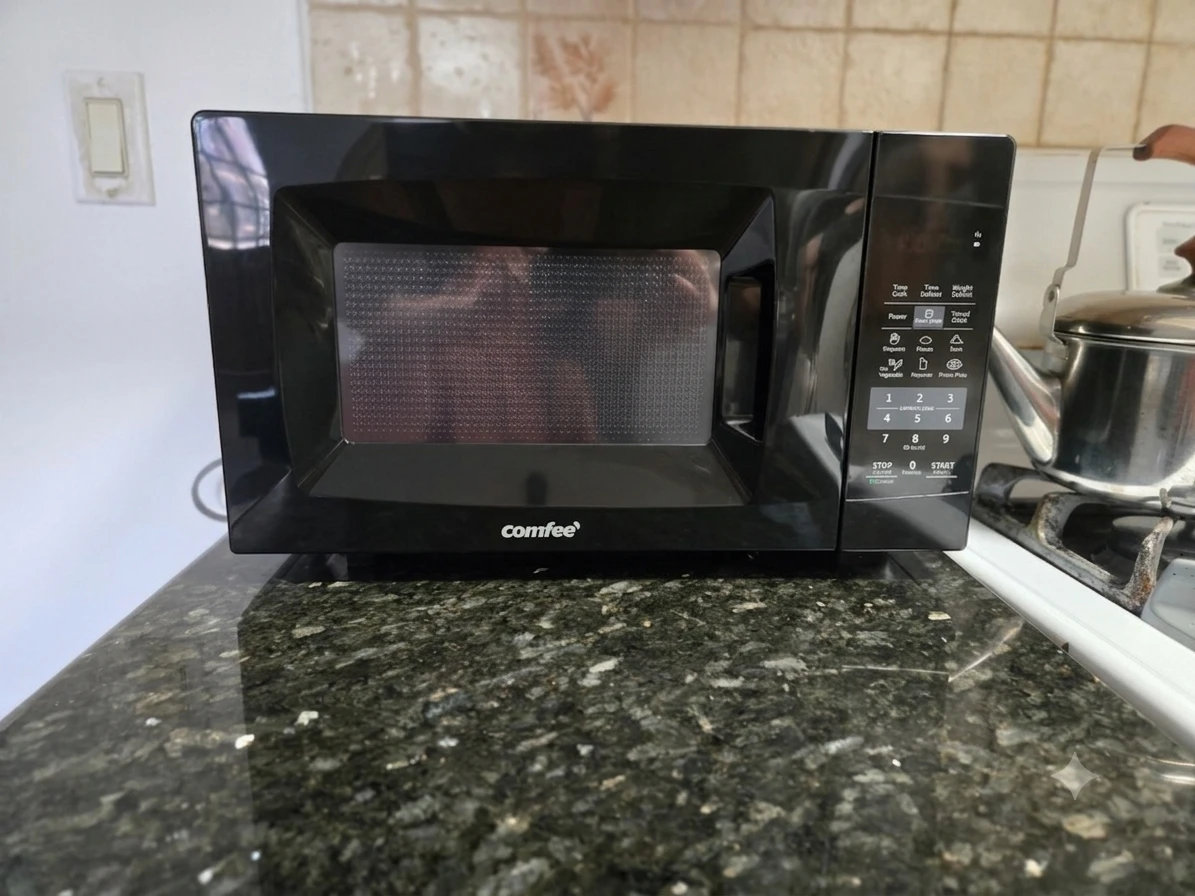 Like New Comfee' Microwave (Black)- Used for only 3 months!