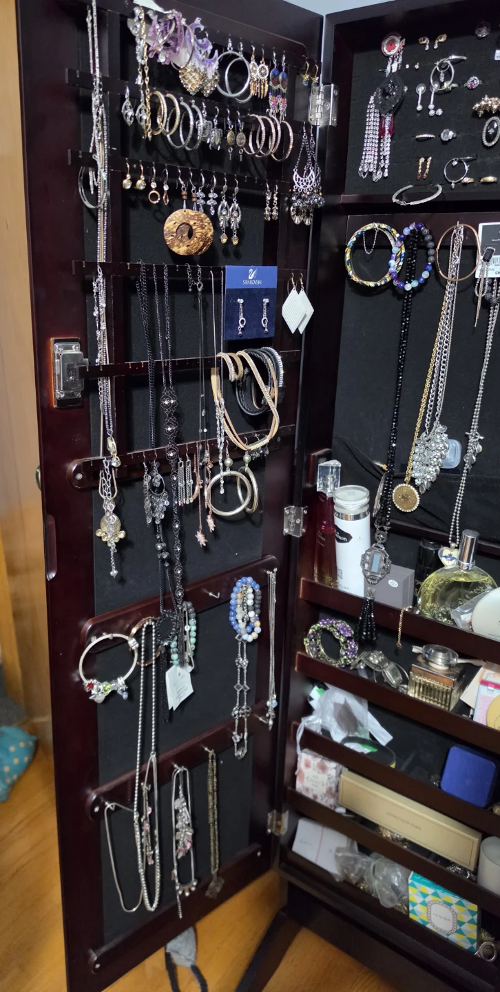 Standing jewelry case