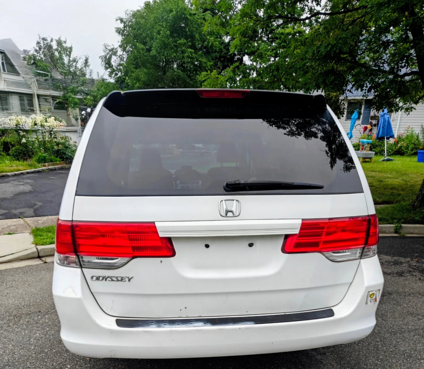White Honda Odyssey Minivan - photo 2