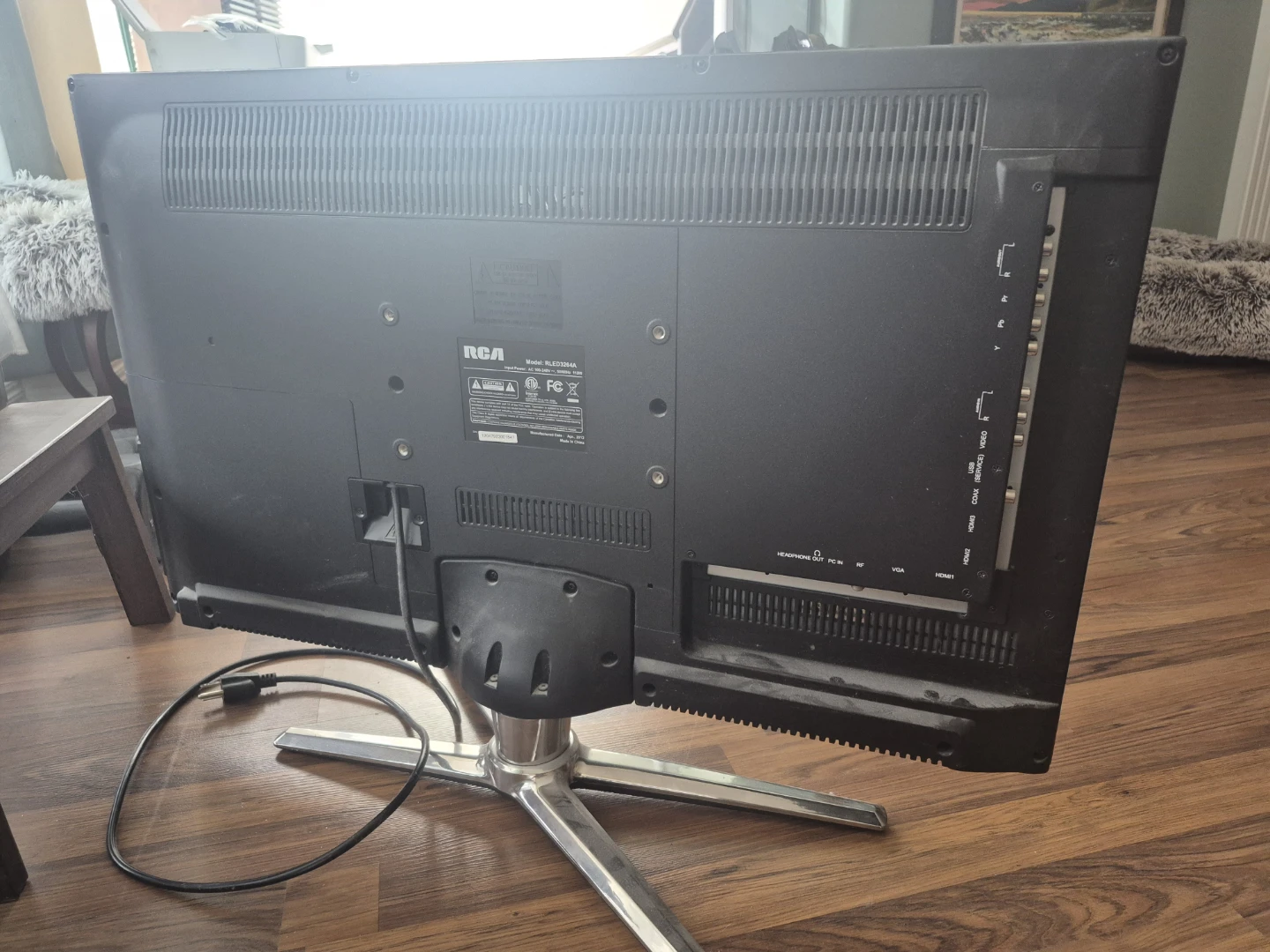 RCA 32" LED TV - photo 2