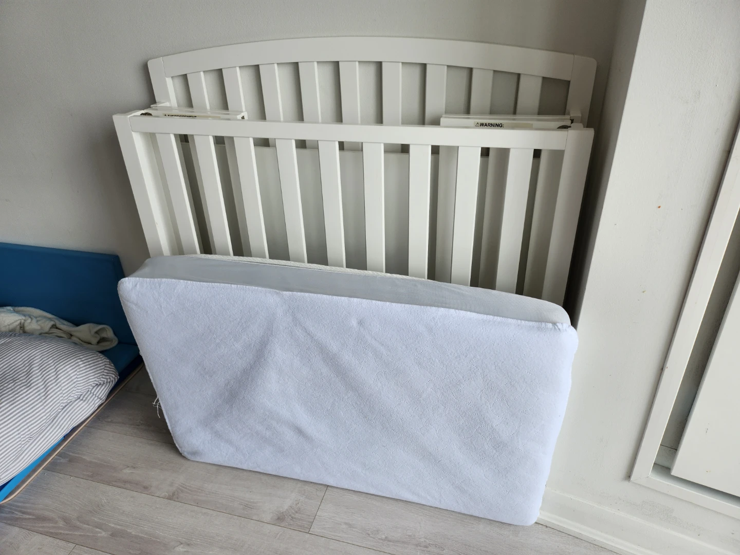 Dylan Folding Portable 3-in-1 Mini Crib (w mattress and covers) - photo 2