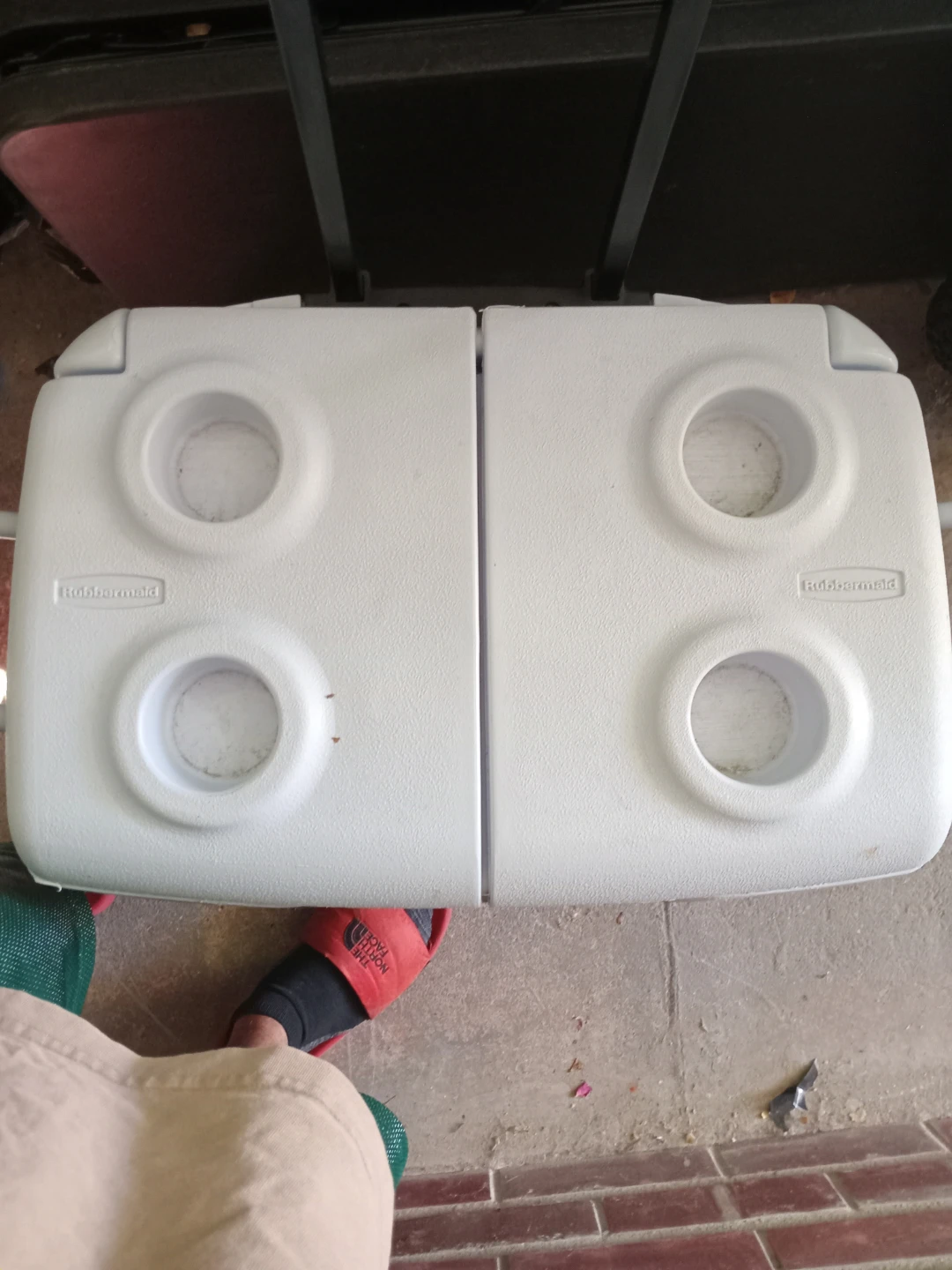 Rubbermaid Cooler with Wheels - photo 5