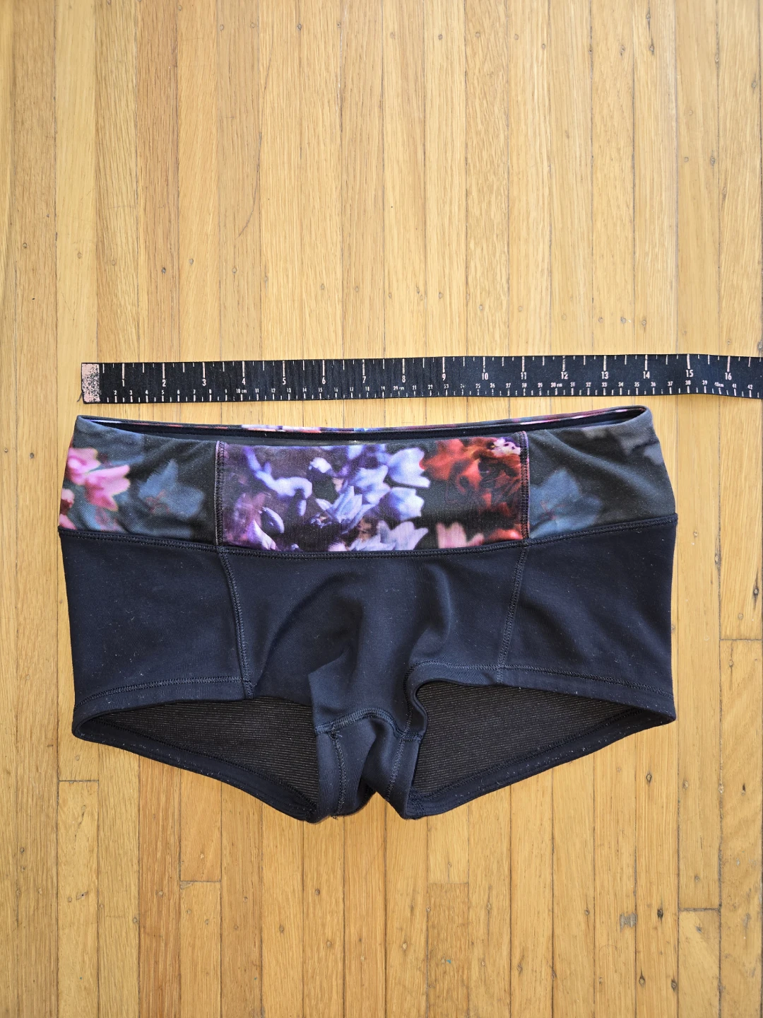 Lululemon Flip Your Dog Bootyshort - Size 8 - photo 4