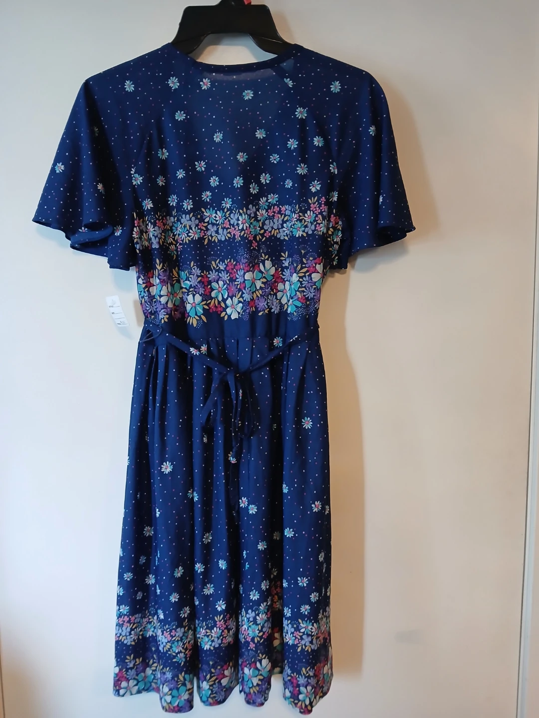 New. Navy Floral Dress with tie back strap. Medium. Location ⬇️ - photo 2