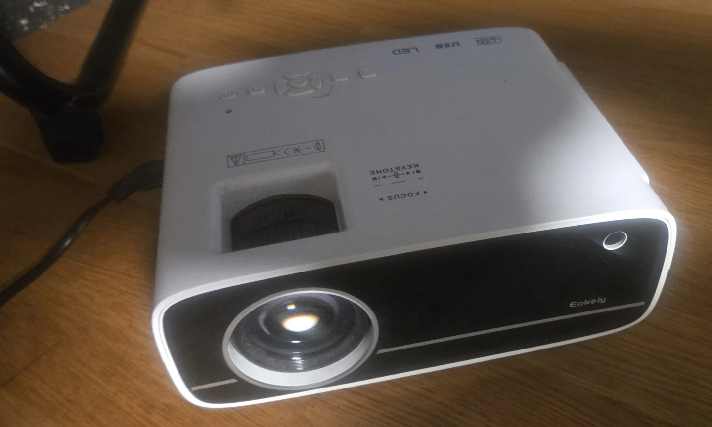 Eokely  LED Projector works with BLUETOOTH