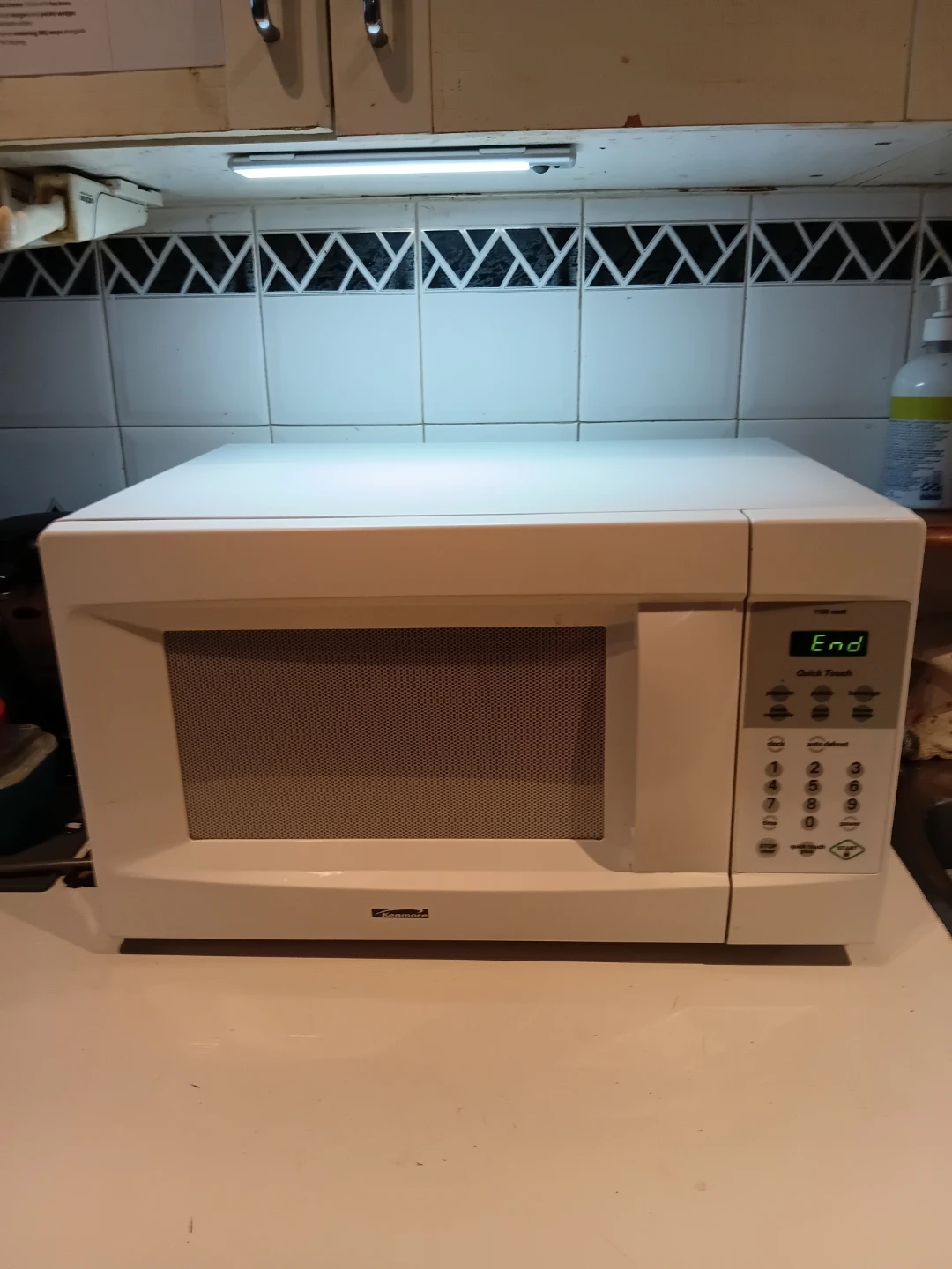 Kenmore White Microwave READ DESCRIPTION ON SIZE