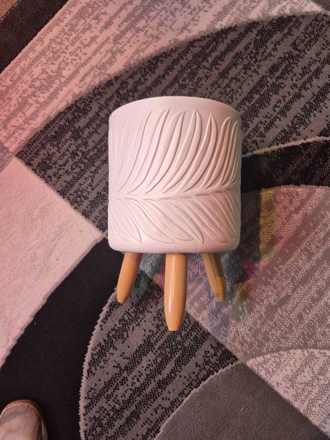 White Textured Plant Pot with Wooden Legs - photo 3