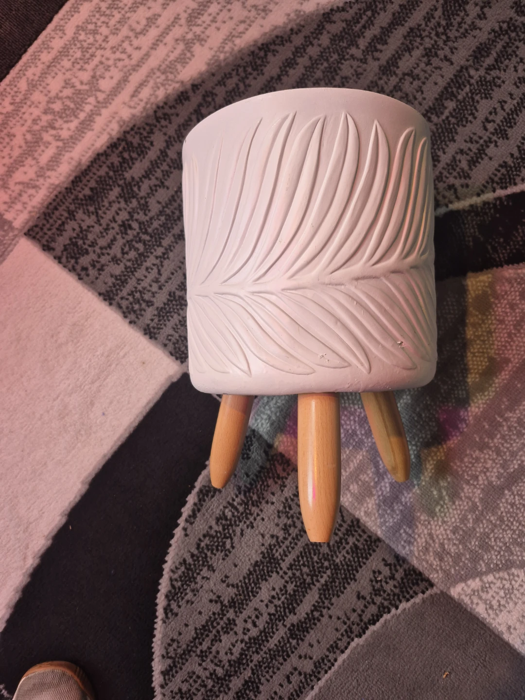 White Textured Plant Pot with Wooden Legs - photo 4
