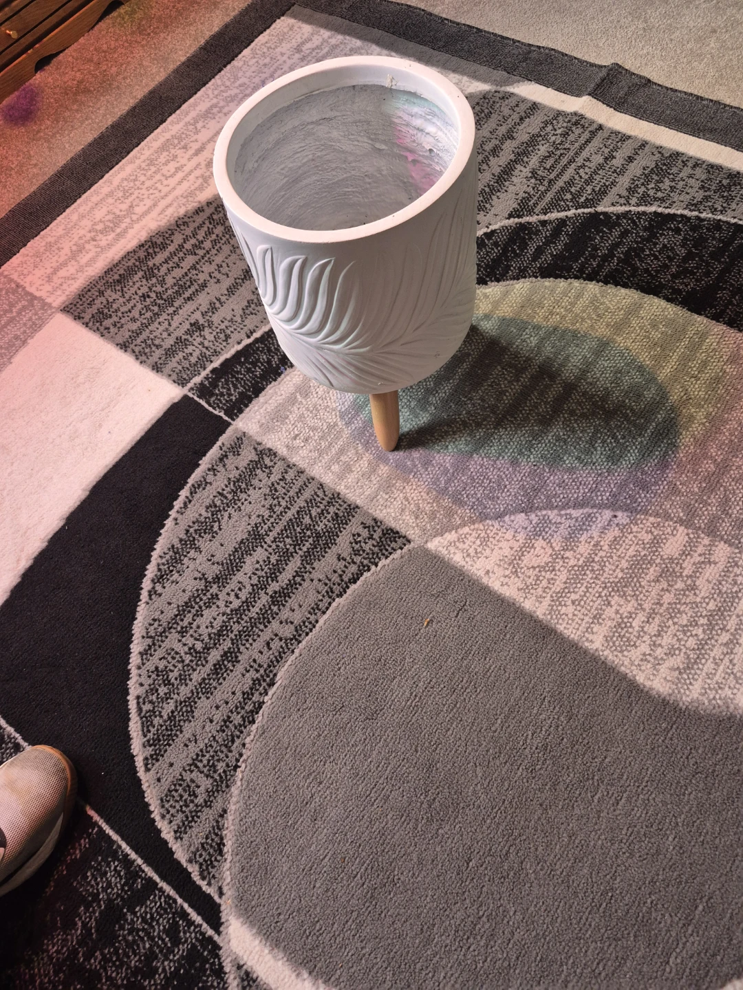 White Textured Plant Pot with Wooden Legs - photo 5