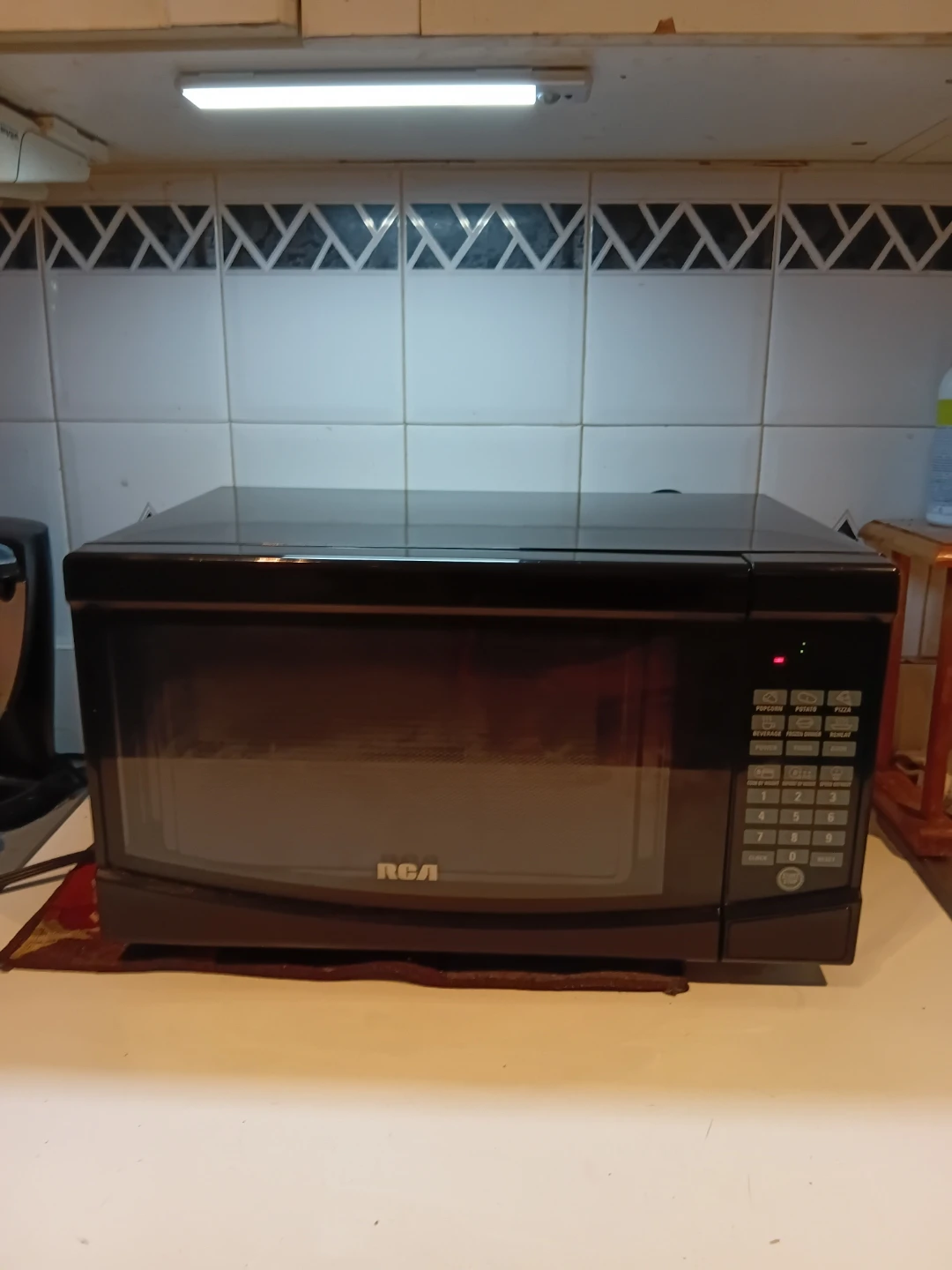 RCA Compact Countertop Microwave READ DESCRIPTION ON SIZE