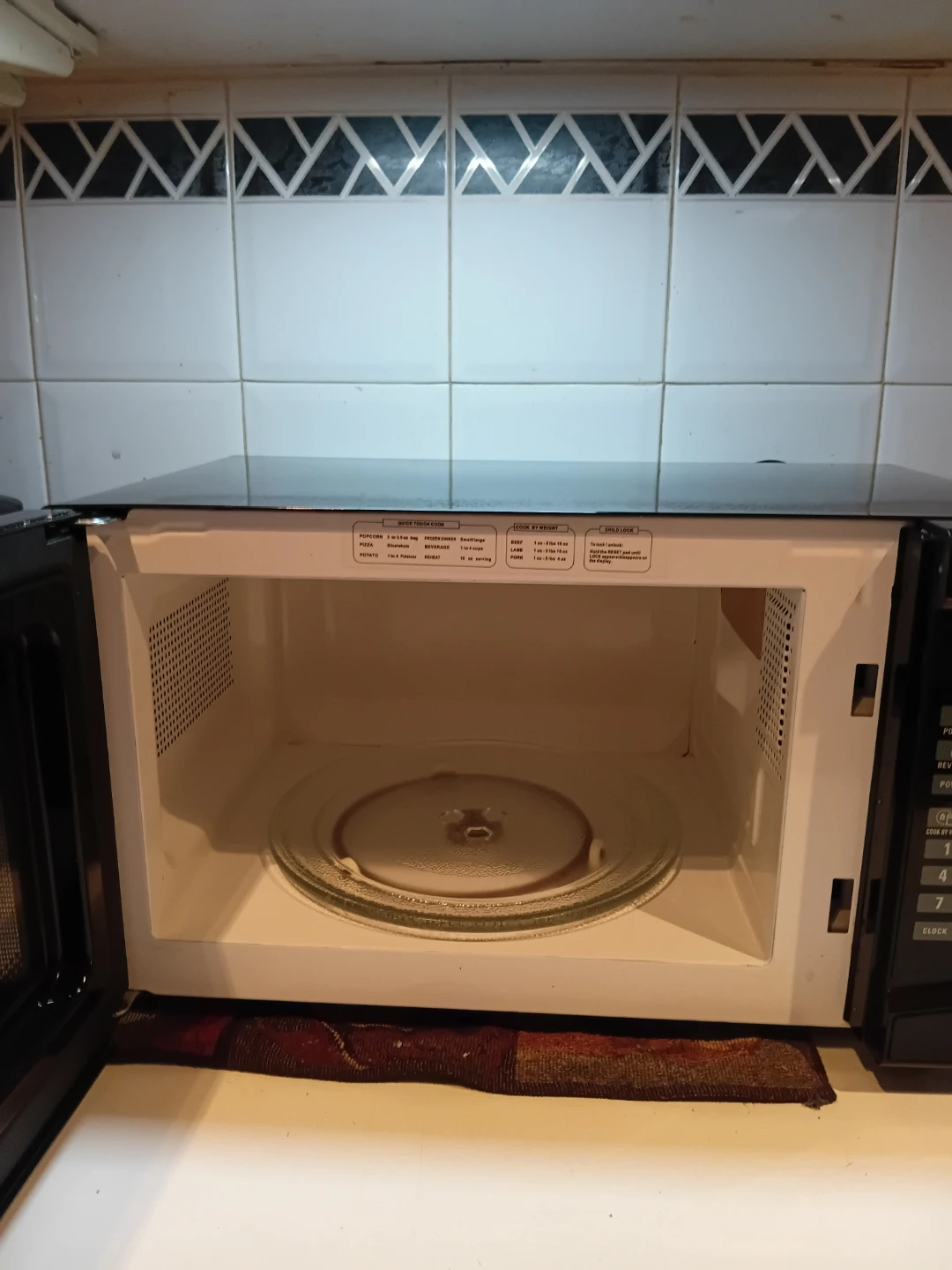 RCA Compact Countertop Microwave READ DESCRIPTION ON SIZE - photo 2