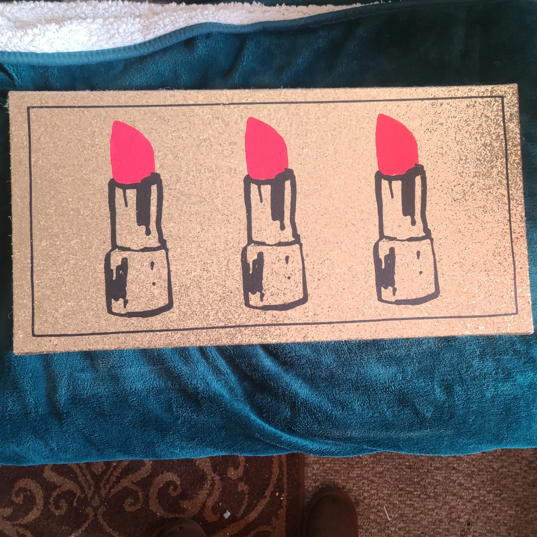 Sparkly Gold Wall Art with Lipstick Design