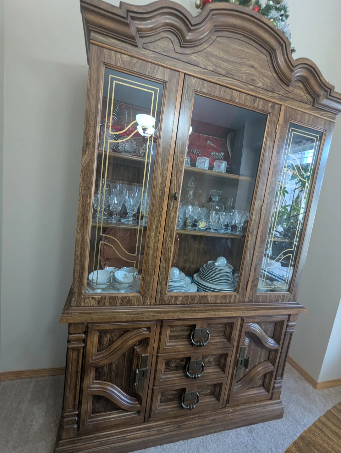 China cabinet + table and chairs - photo 2