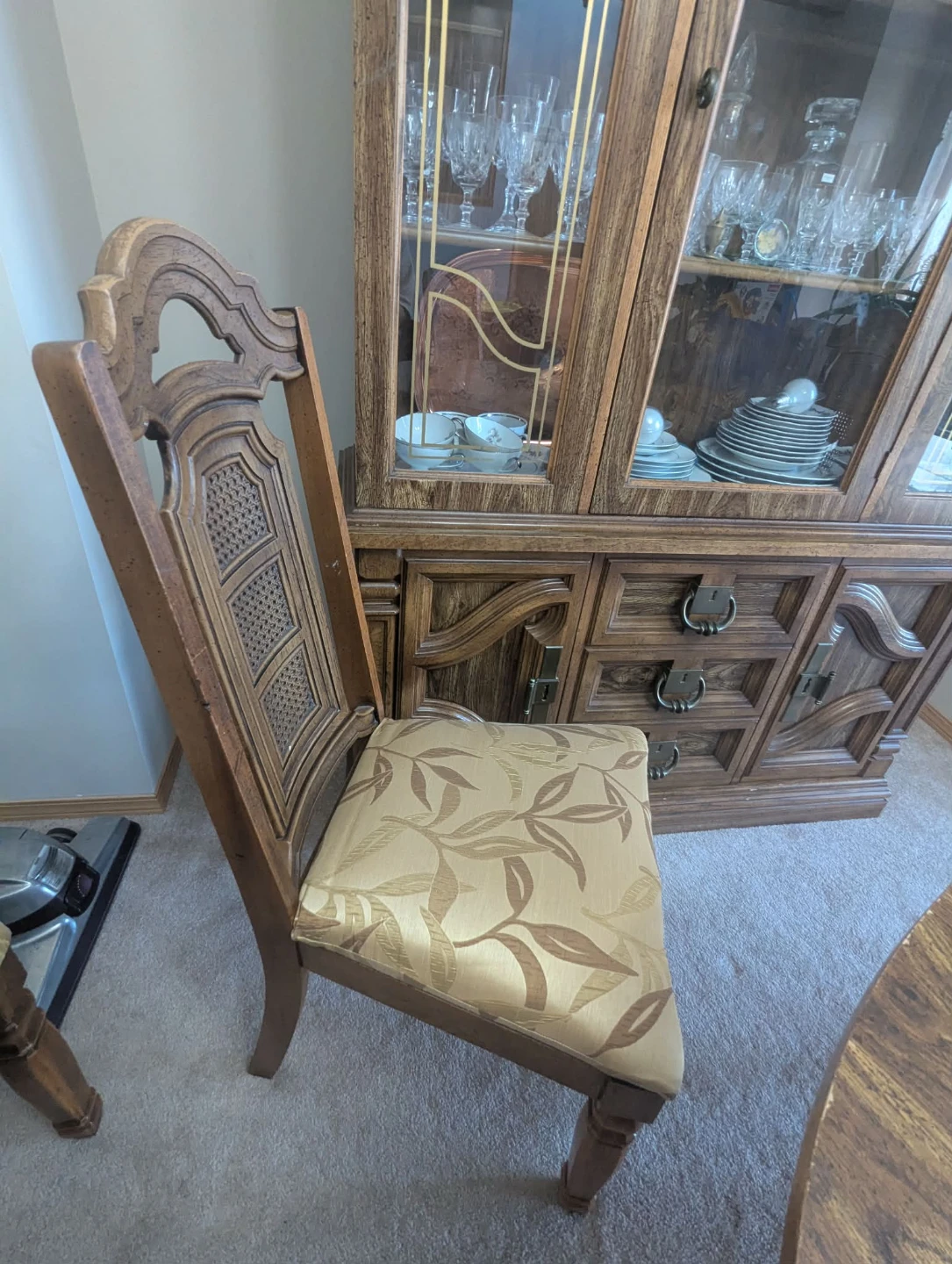 China cabinet + table and chairs - photo 3