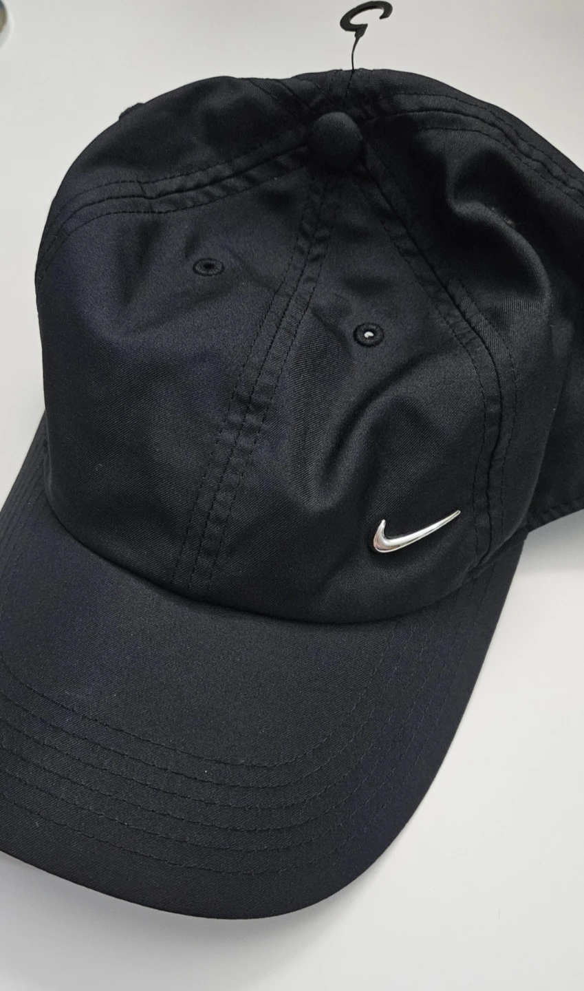 Nike Dri-FIT Club Metal Swoosh Cap