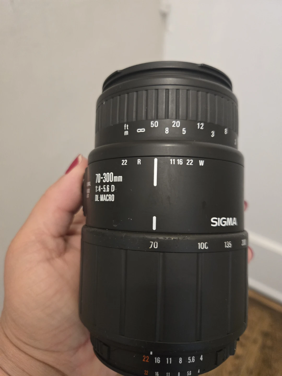 Sigma 70-300mm f/4-5.6 D DL Macro Lens