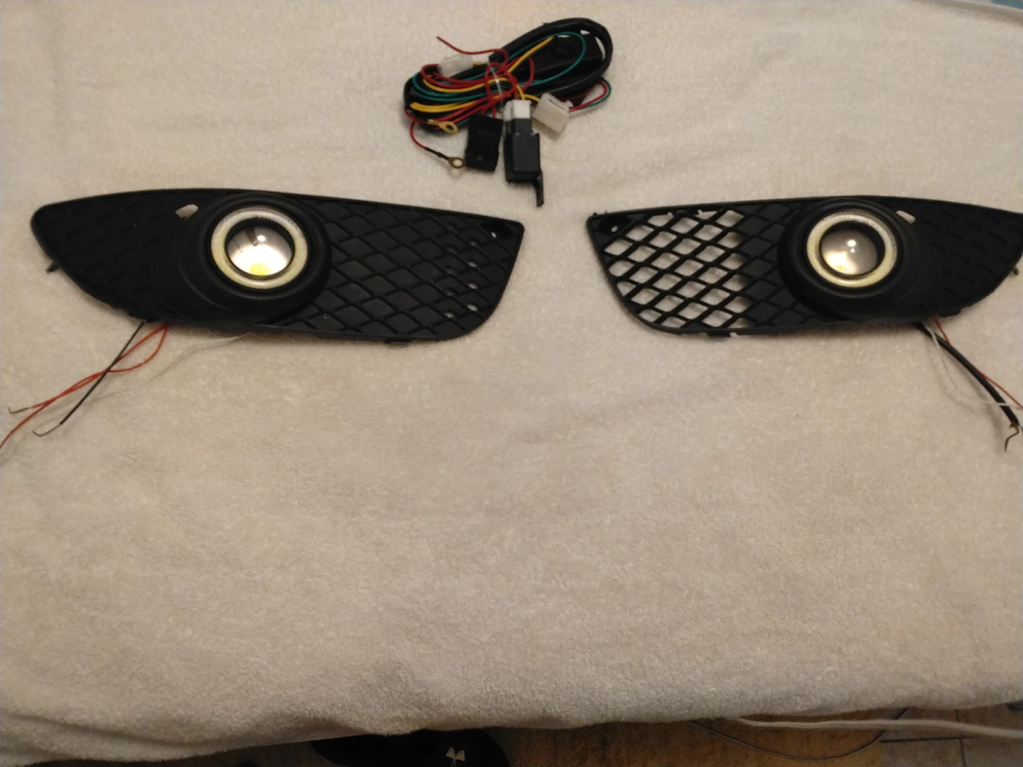 Pair of Fog Lights with Grilles and Wiring - photo 2
