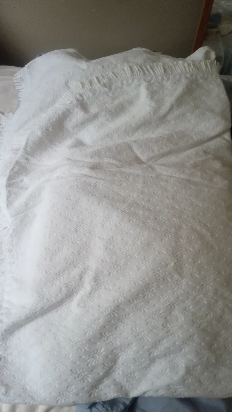 White Embossed blanket queen size - photo 3