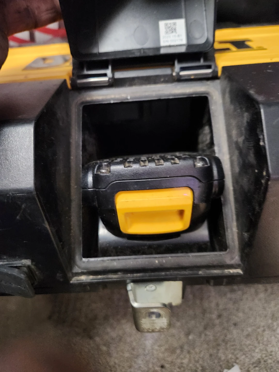 DEWALT ToughSystem 2.0 Radio & Charger - photo 3