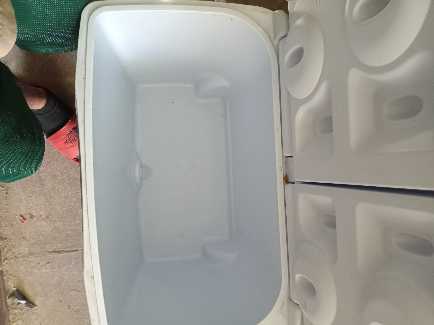 Rubbermaid Cooler with Wheels - photo 4