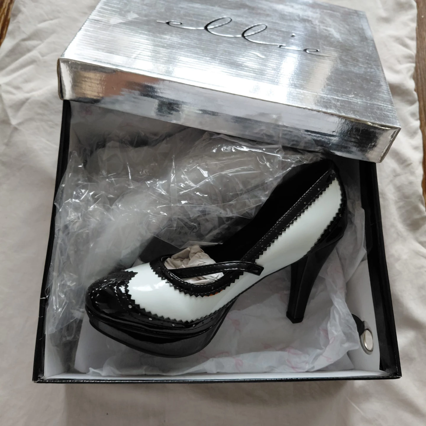 Ellie Black and White Wingtip Heels Size 8 - photo 2
