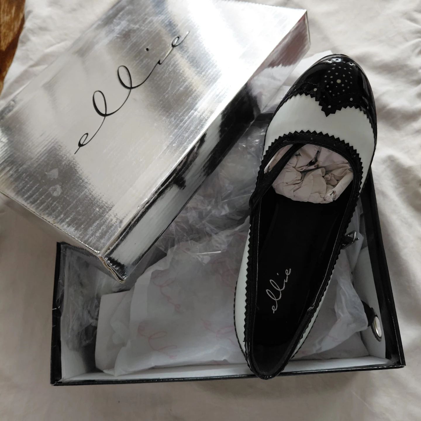 Ellie Black and White Wingtip Heels Size 8 - photo 4