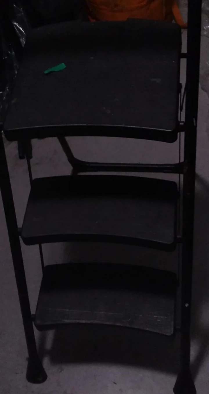 Easy Reach 4-Step Ladder