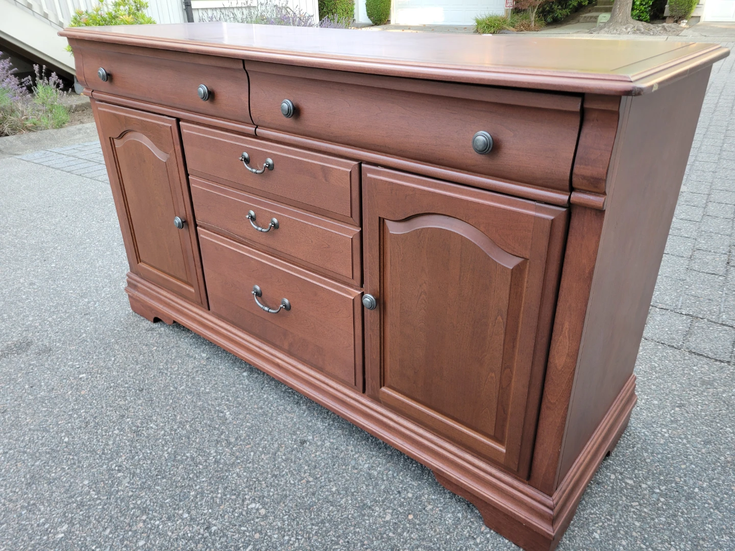 Beautiful Traditional Sideboard / Buffet / Console Table. - photo 2