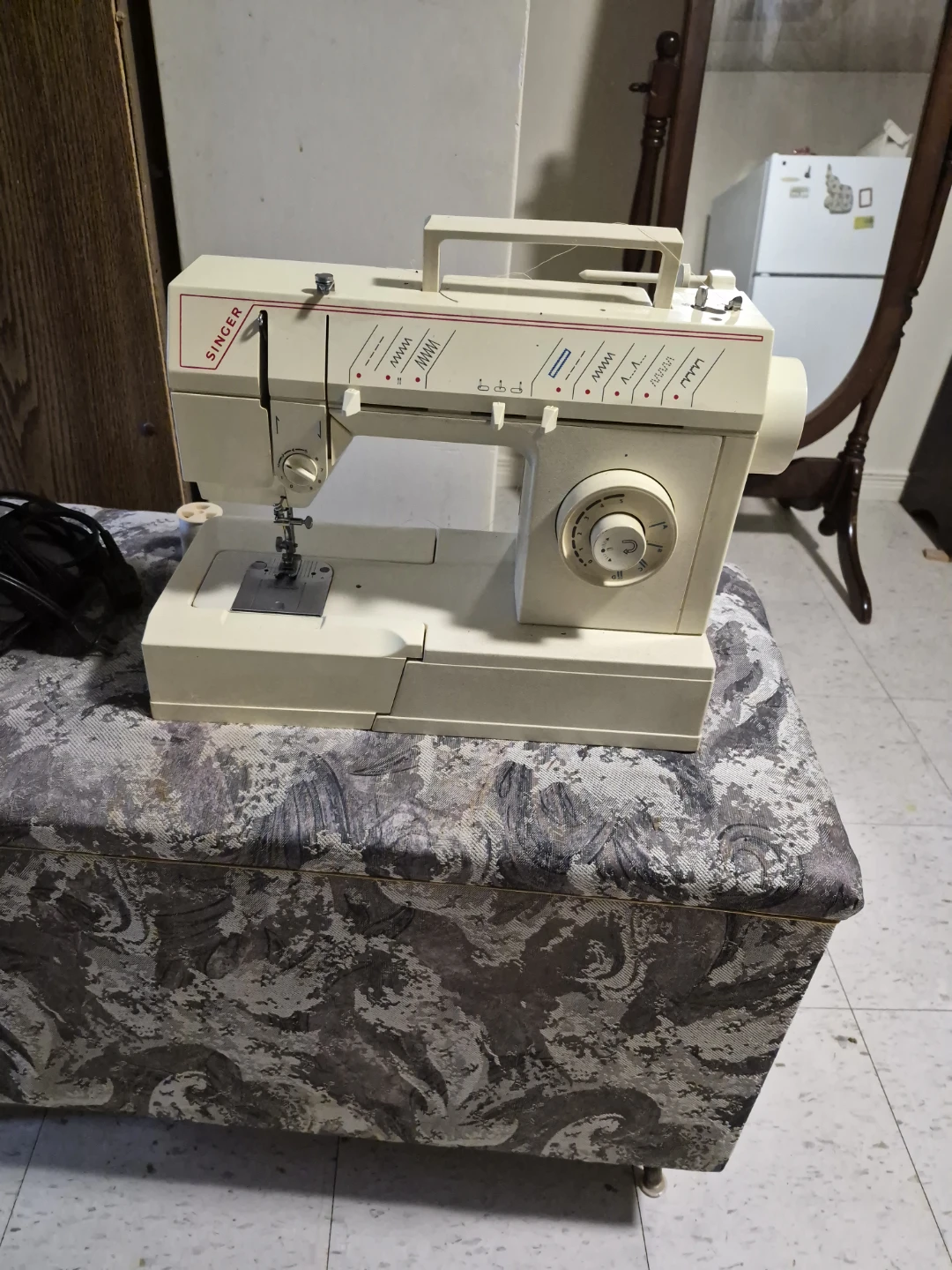 Singer sewing machine - photo 2