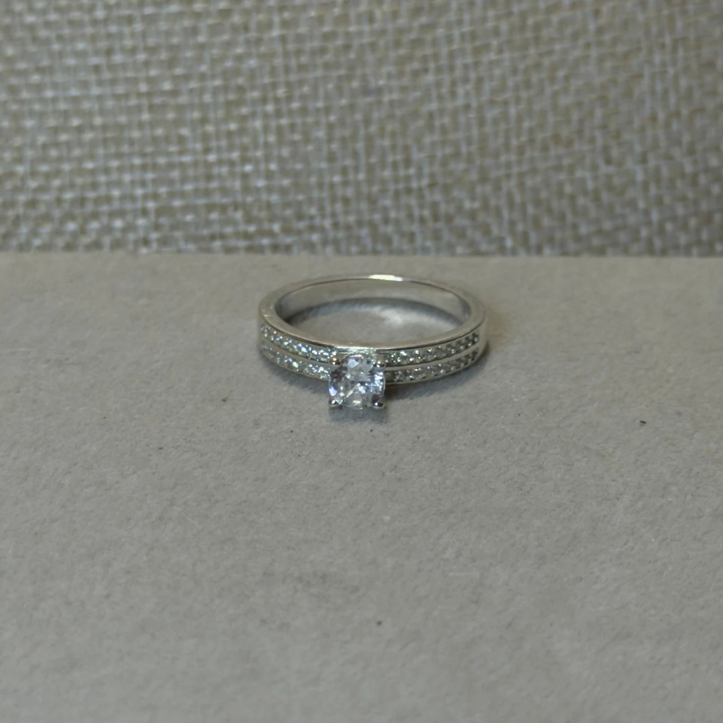 Plata ley S925 Silver Tone Ring with Clear Stones - photo 2