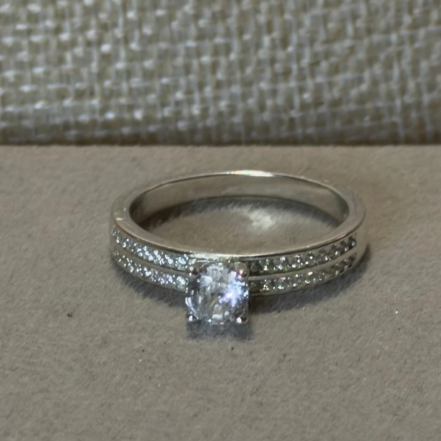 Plata ley S925 Silver Tone Ring with Clear Stones - photo 3