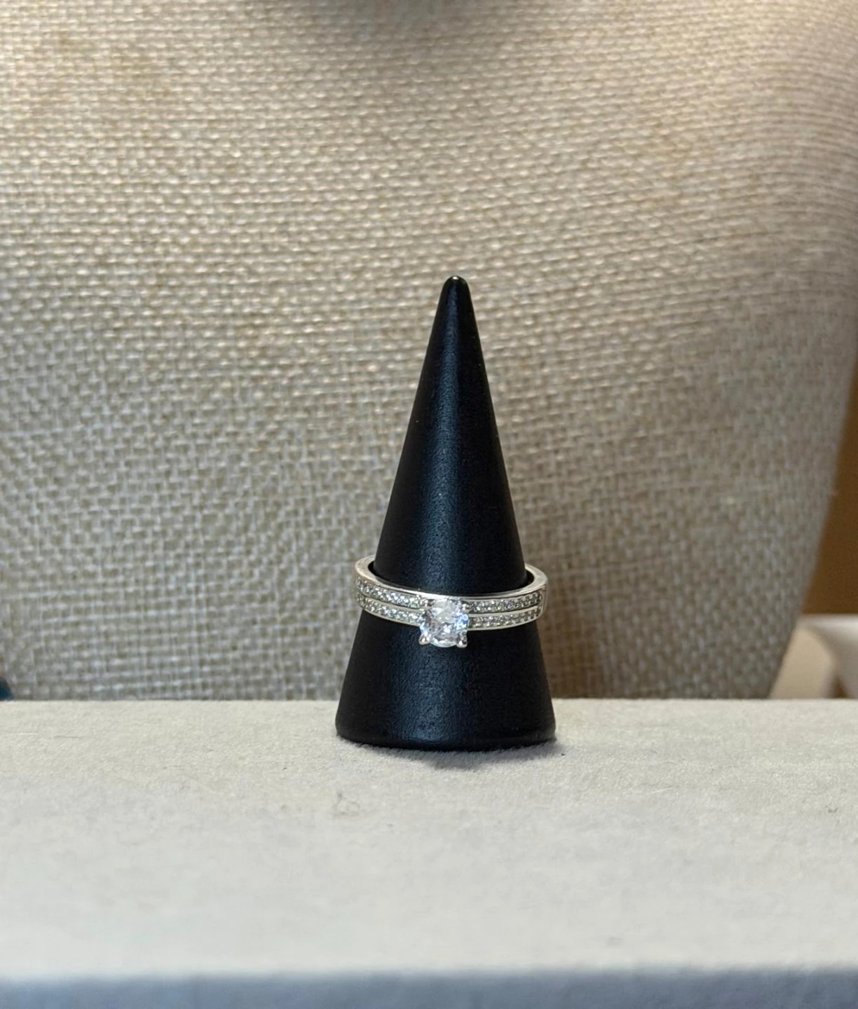 Plata ley S925 Silver Tone Ring with Clear Stones - photo 4
