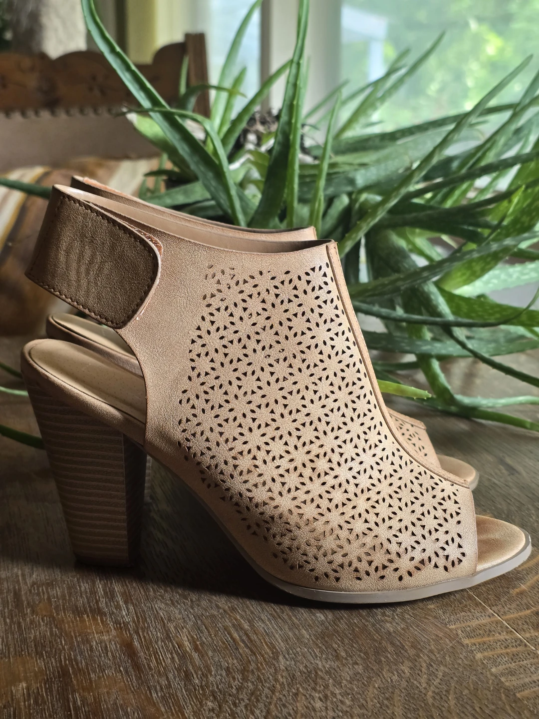 Summer Sandals - 4 inch heel - Size 9 Used - photo 2