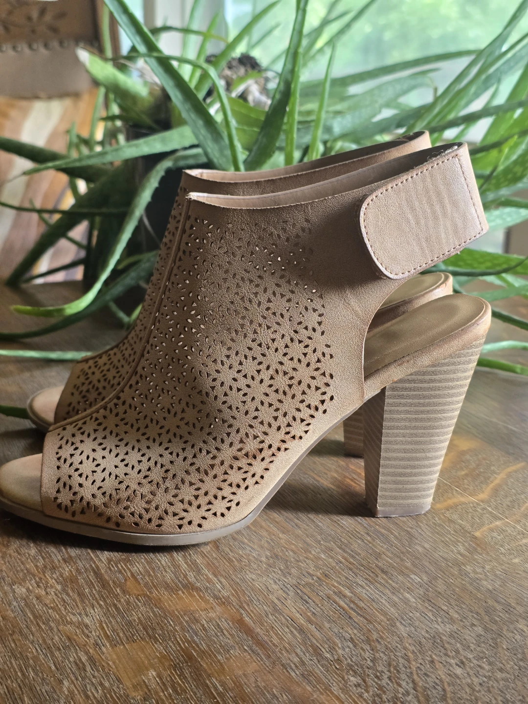 Summer Sandals - 4 inch heel - Size 9 Used - photo 3