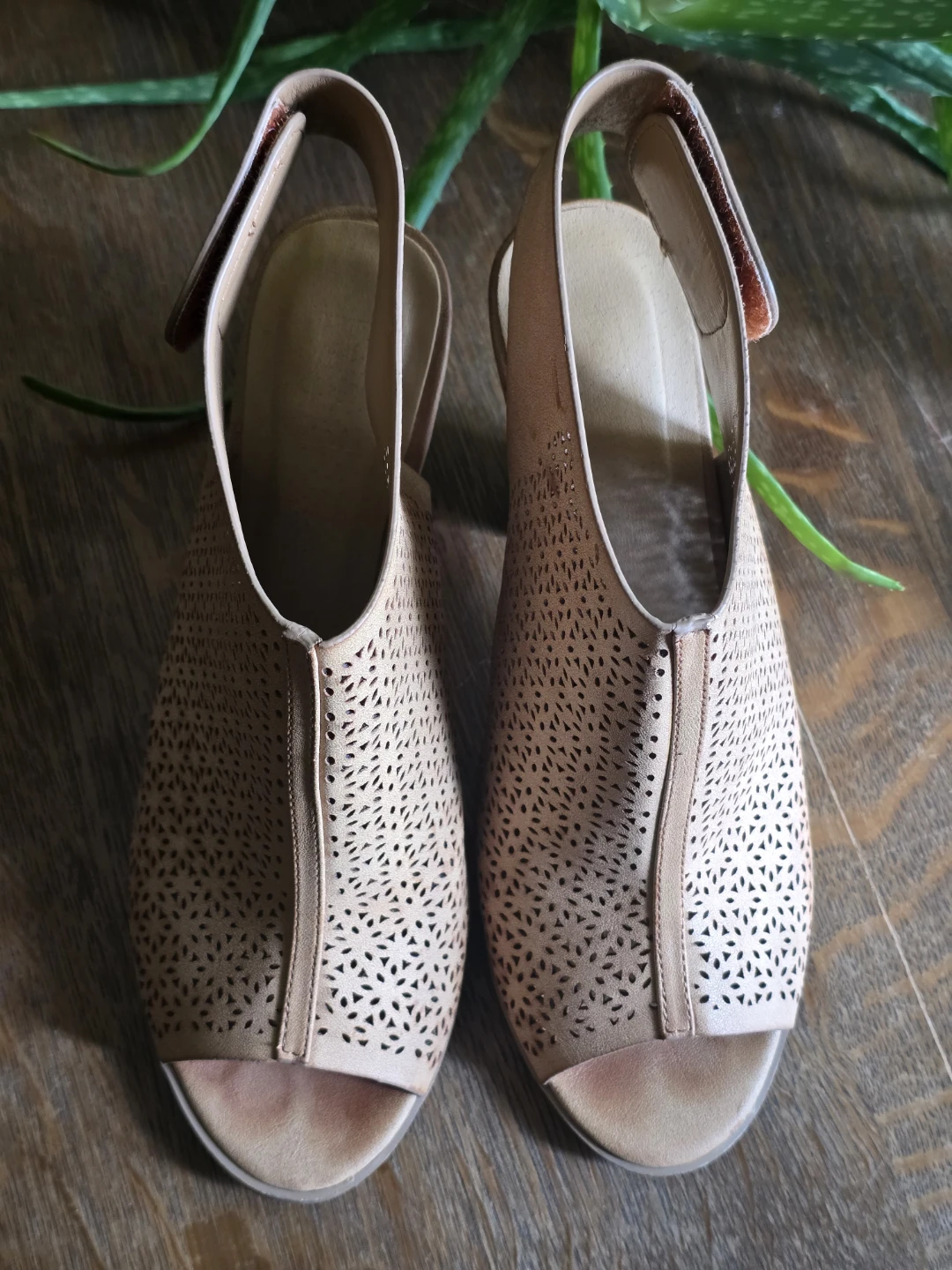 Summer Sandals - 4 inch heel - Size 9 Used - photo 4