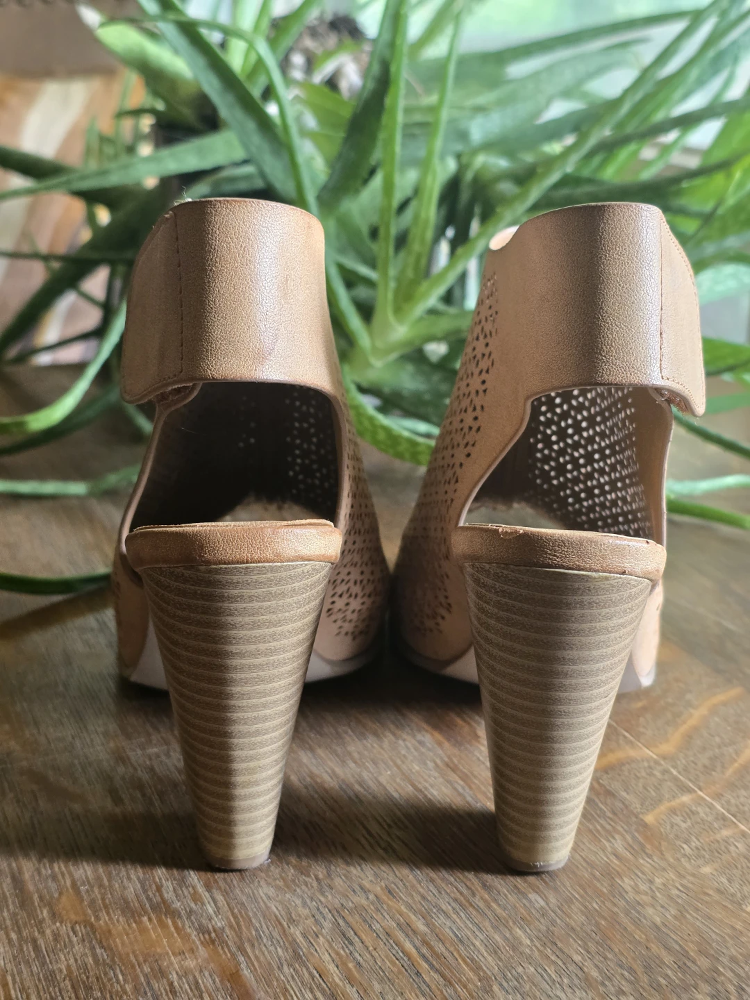 Summer Sandals - 4 inch heel - Size 9 Used - photo 5
