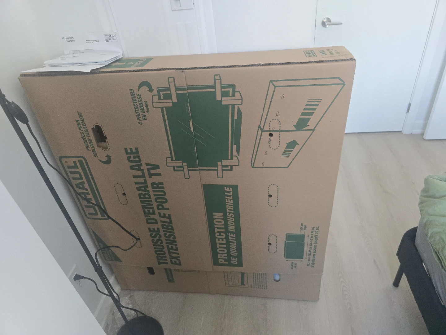 Heavy-Duty Expandable TV Moving Box - Large (32" - 70")