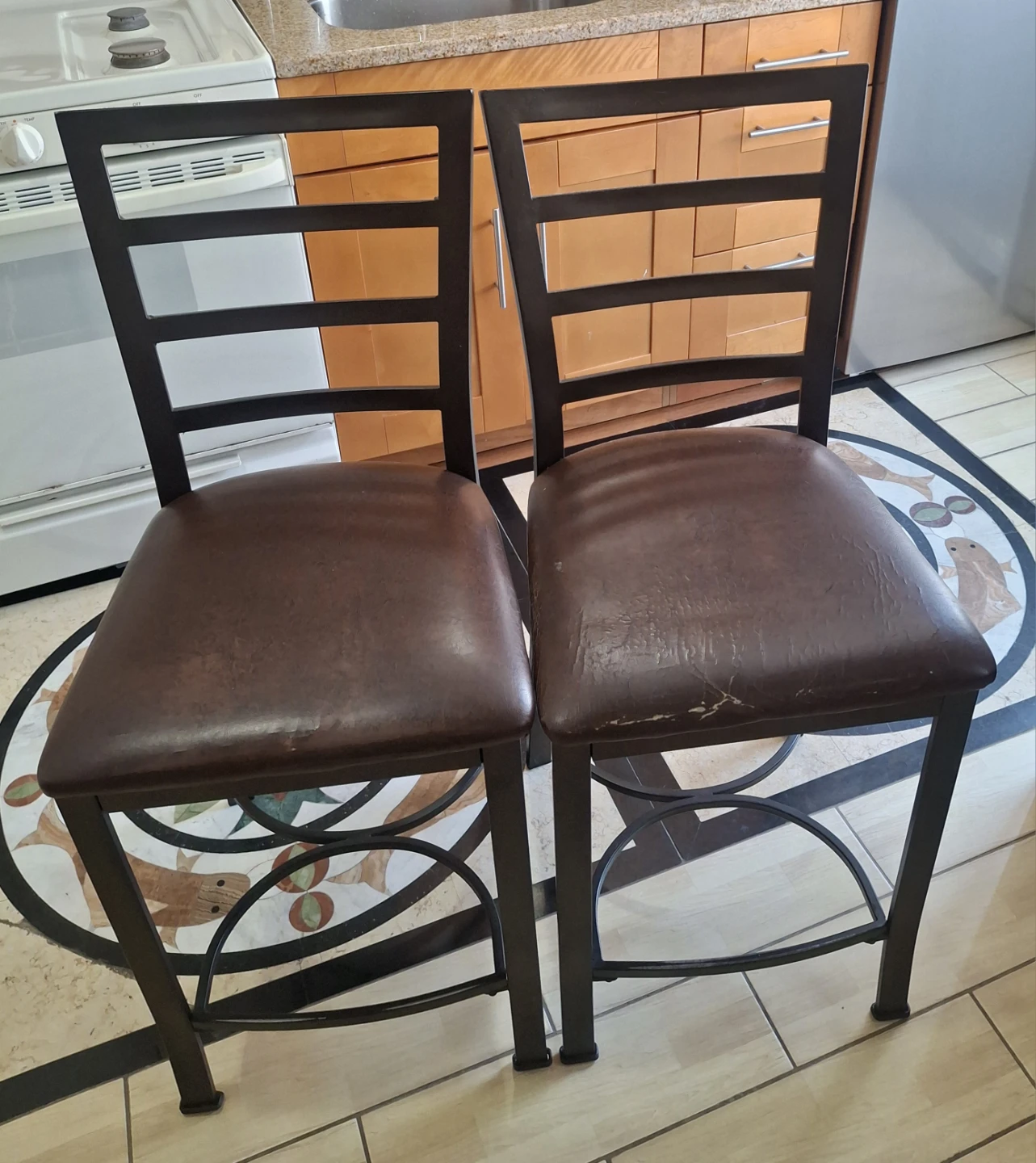 Round table and 2 chairs  (metal)