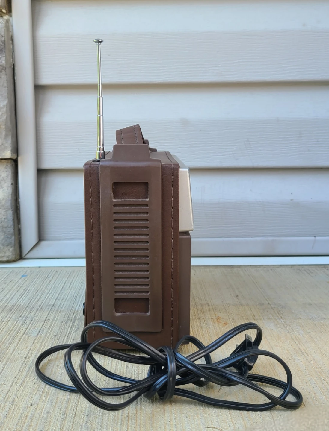 Soundesign 2256B Portable Radio - photo 2